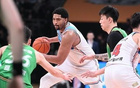 新疆外援勞森高效表現(xiàn)，19次出手得18分16板7助3帽。