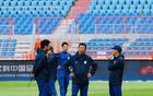泰山隊合練23人，王、雷缺席，后防調(diào)整，崔康熙指導要求明確。