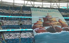 大連球迷巨型Tifo“足球復(fù)興”震撼梭魚(yú)灣球場(chǎng)！