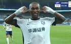 三鎮(zhèn)外援進(jìn)球后“堵耳”慶祝，深圳球迷憤怒砸杯！危險(xiǎn)！