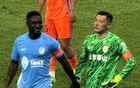 英博馬萊萊與泰山王大雷，賽場(chǎng)牽手確認(rèn)