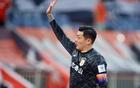 王大雷染紅怒扔袖標(biāo)，球迷不滿其態(tài)度，36歲爭(zhēng)議行為。