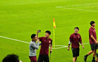 海港隊(duì)勝后疑踩申花隊(duì)徽，挑釁球迷誤傷記者引爭(zhēng)議。