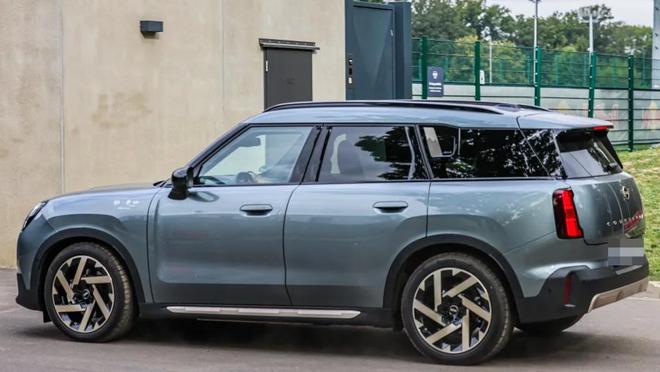 圖片報(bào)：維爾納獲贈(zèng)電動(dòng)MINI Countryman