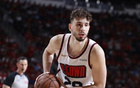 斯通：申京年少即顯實力，18歲土耳其MVP，潛力早現(xiàn)。
