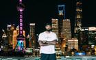 詹姆斯上海打卡東方明珠，秀鞋技打高爾夫。
