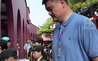 姚明觀禮閱兵，巨型身影遮觀眾。